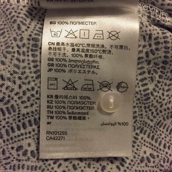 H&M Geometric Print 3-Button Split V-neck Blouse - Picture 6 of 6